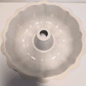 Bundt cake pan